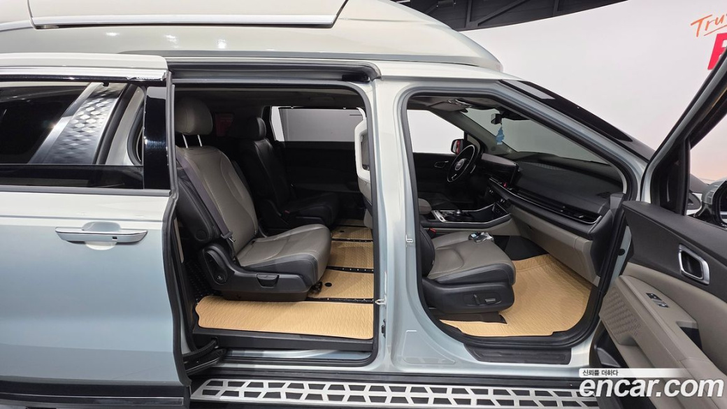 Kia Carnival 7-Seater Outdoor, 2024