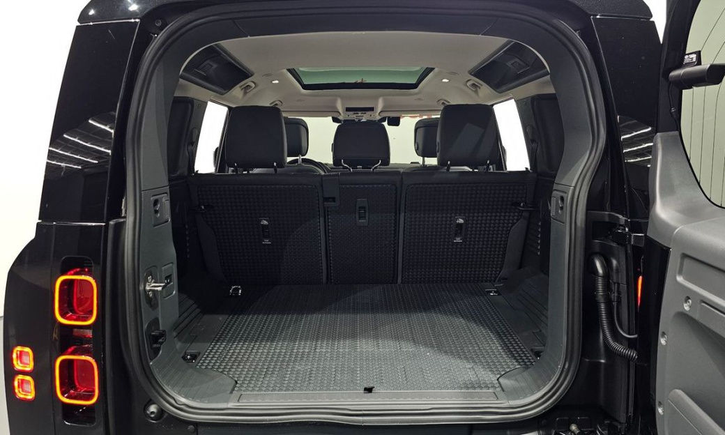 Land Rover Defender 110 P300 X-Dynamic SE, 2024