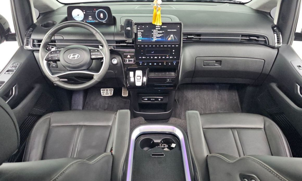 Hyundai Staria 4WD Lounge 9-Seater, 2025