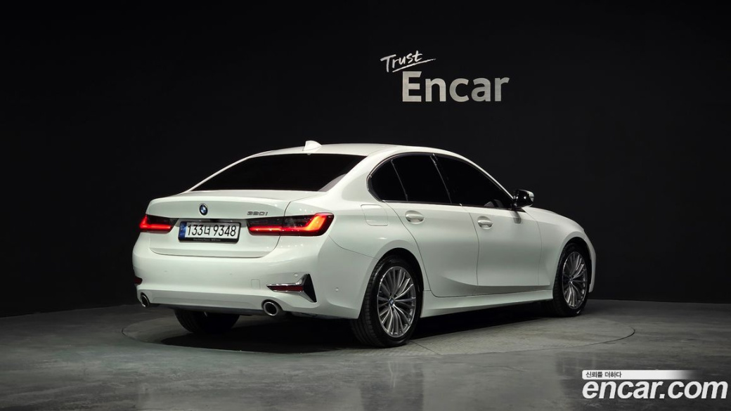BMW 3-Series 320i Luxury, 2022