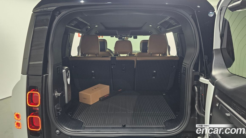 Land Rover Defender 110 P300 X-Dynamic SE, 2025