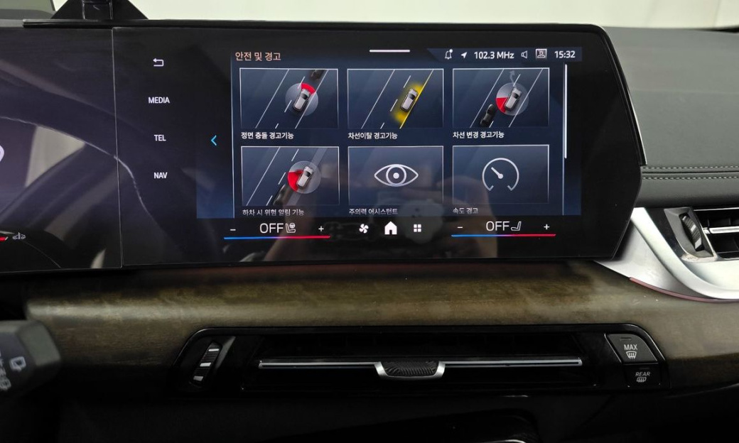 BMW 2-Series 220i Luxury, 2024