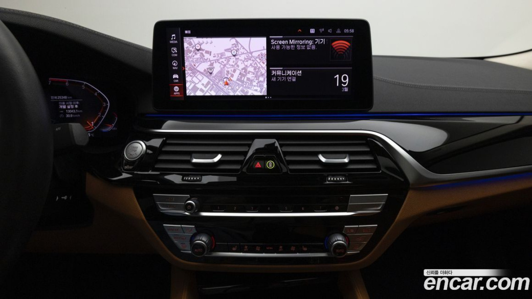 BMW 5-Series 520i Luxury, 2022