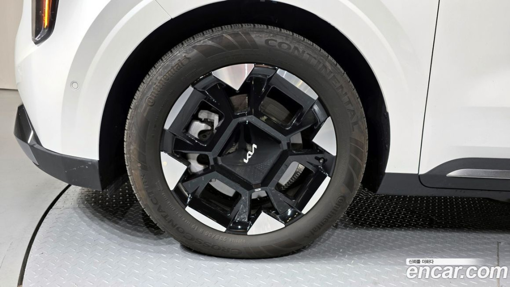 Kia Carnival 9-Seater Signature, 2024