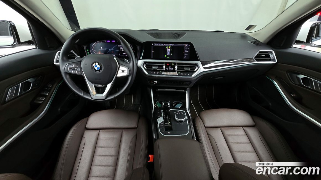 BMW 3-Series 320i Luxury, 2022