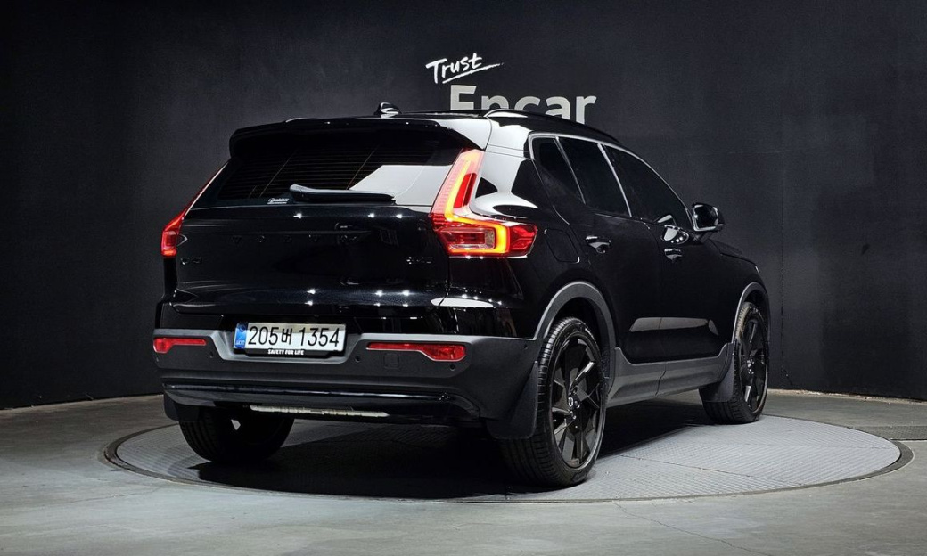 Volvo XC40 B4 Black Edition, 2025