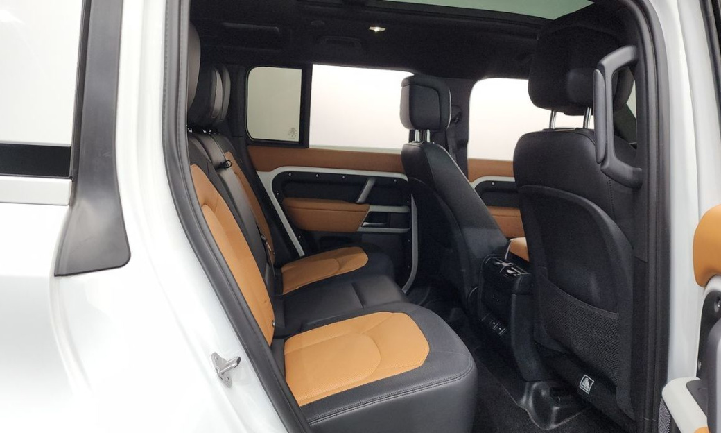 Land Rover Defender 110 P300 X-Dynamic SE, 2024