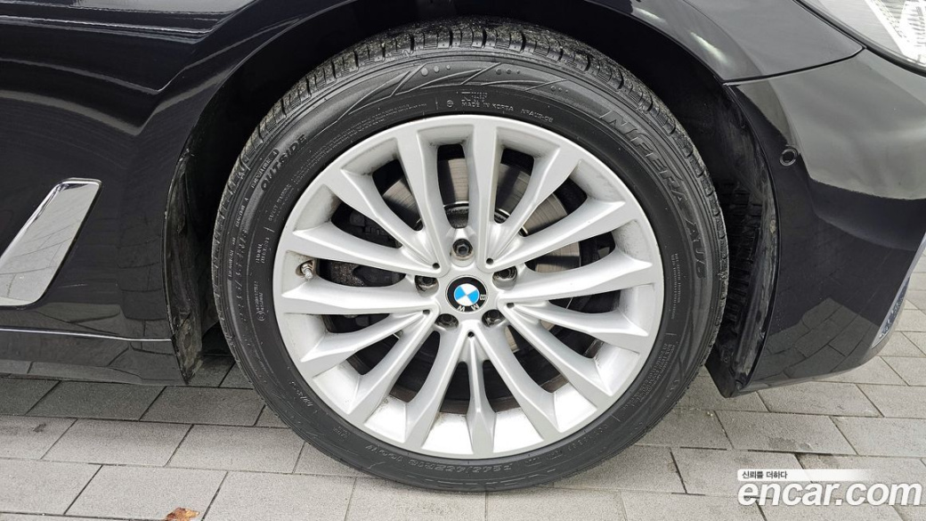 BMW 5-Series 520i Luxury, 2022