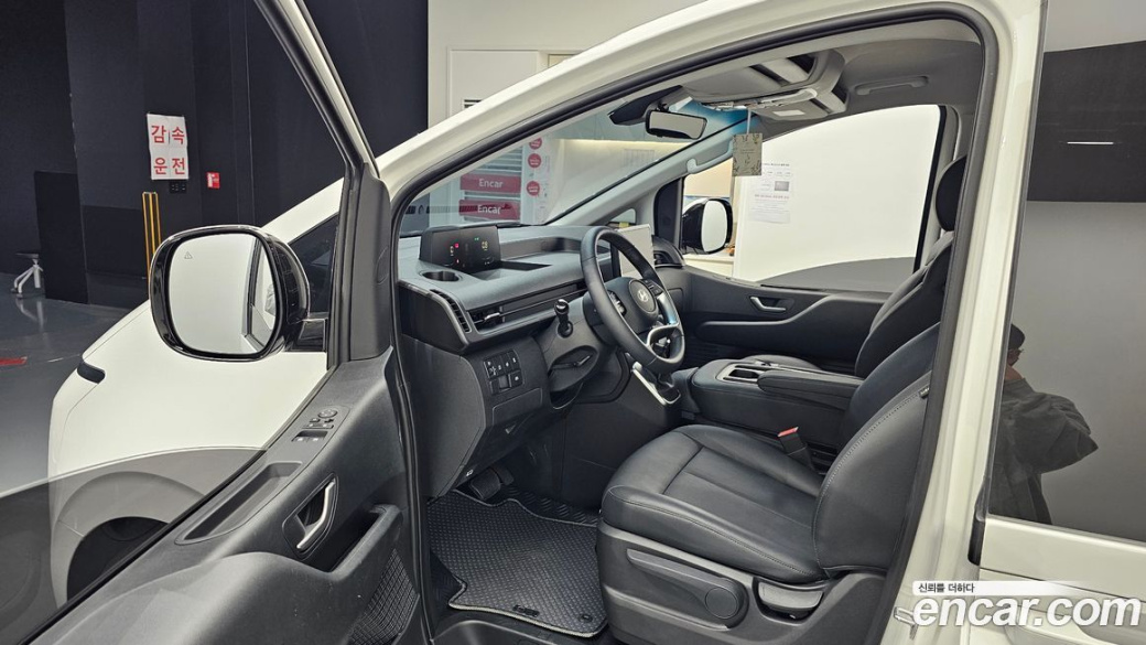 Hyundai Staria Tourer 11-Seater, 2025