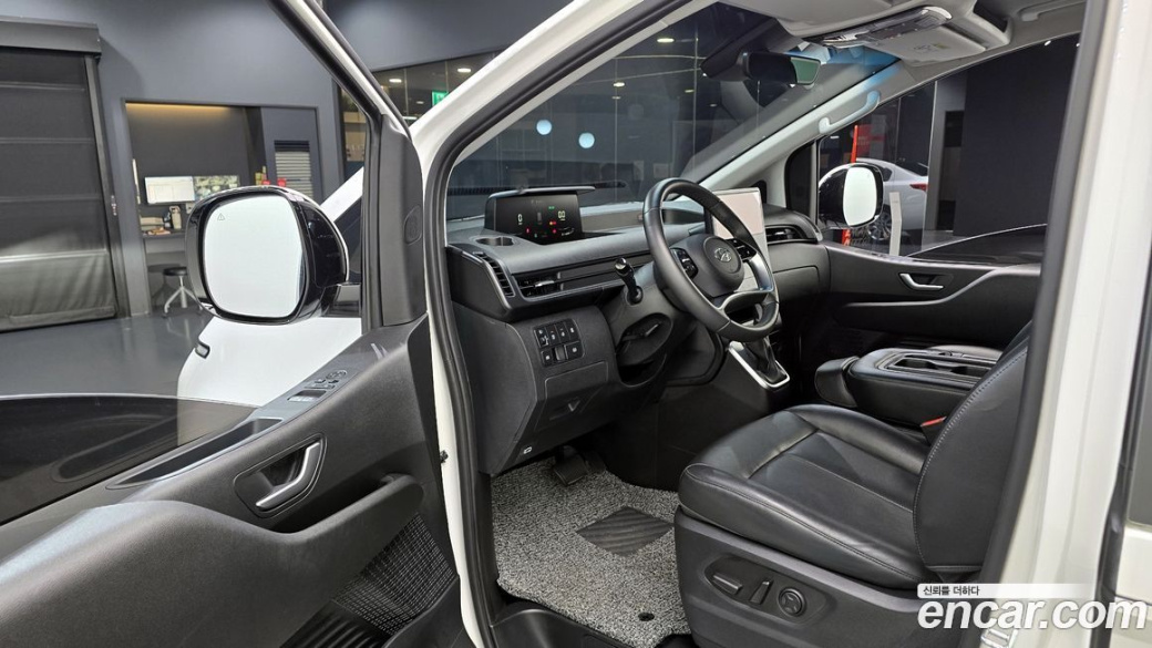 Hyundai Staria 4WD Tourer 9-Seater, 2023