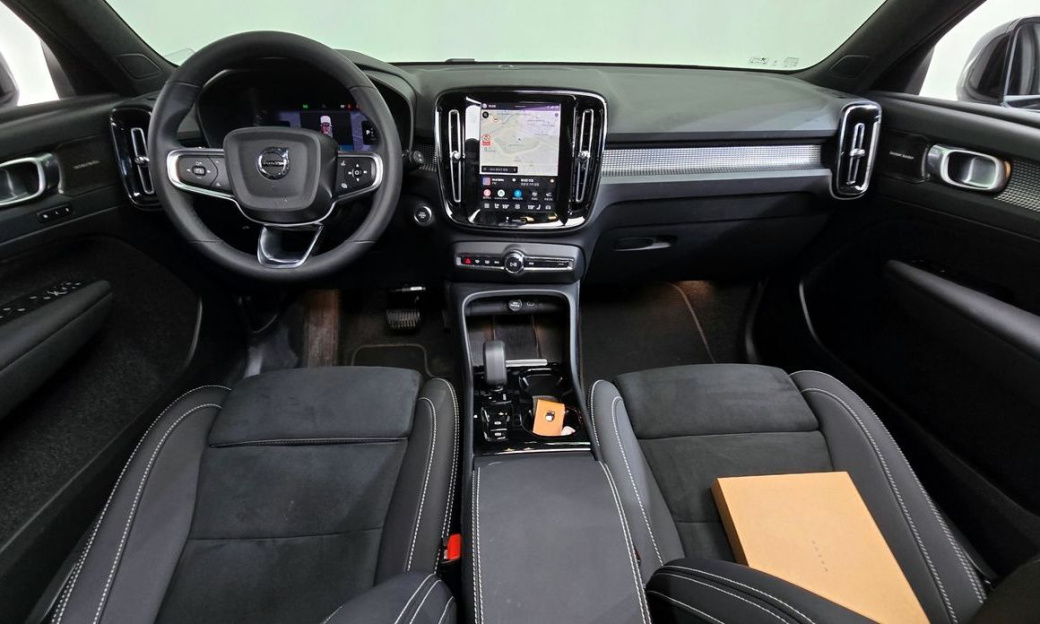 Volvo XC40 B4 Black Edition, 2025