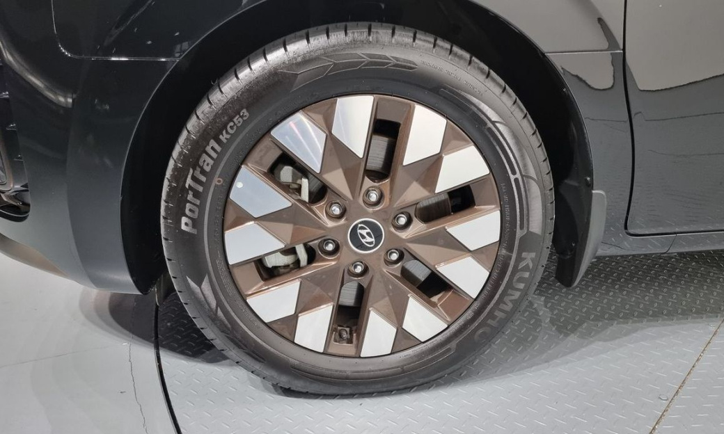 Hyundai Staria 4WD Lounge 7-Seater, 2024