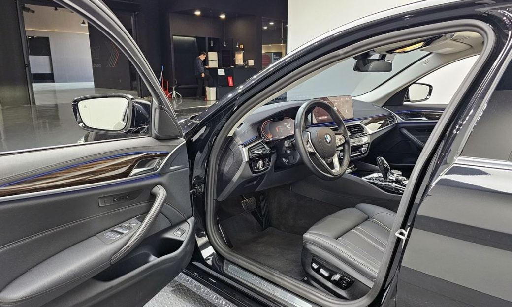 BMW 5-Series 520i Luxury, 2023
