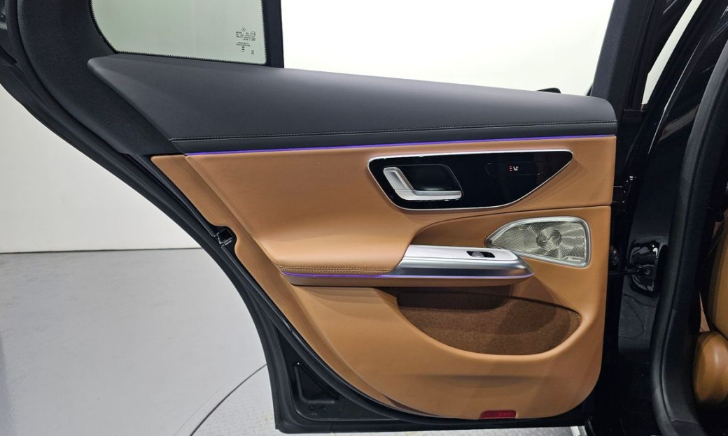 Mercedes-Benz E-Class E300 4MATIC AMG Line, 2025