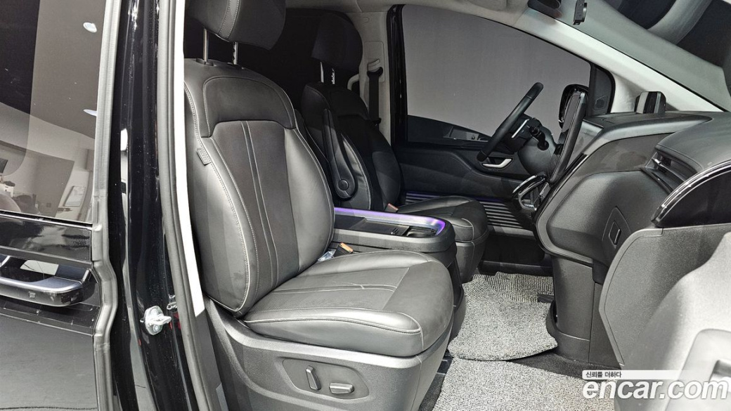 Hyundai Staria 4WD Lounge 9-Seater, 2025