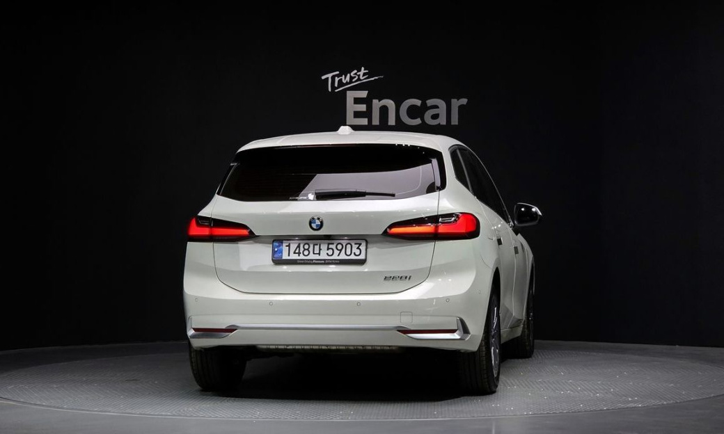 BMW 2-Series 220i Luxury, 2024