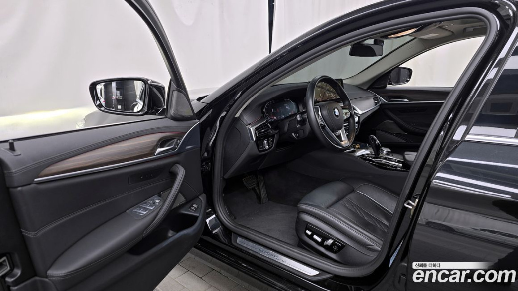 BMW 5-Series 530i Luxury, 2022