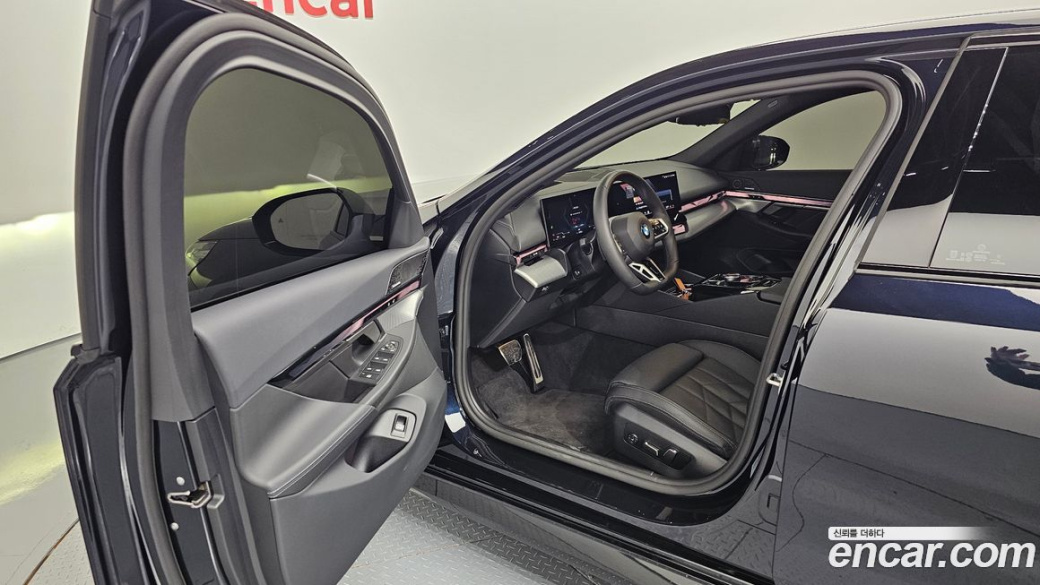 BMW 5-Series 520i M Sport, 2025