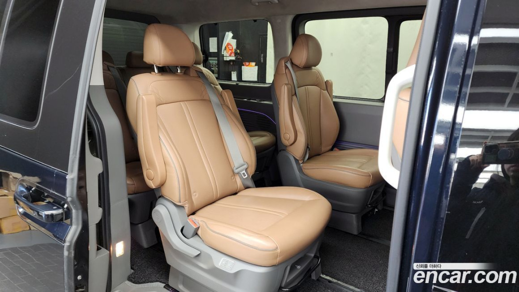 Hyundai Staria 4WD Lounge 9-Seater, 2022