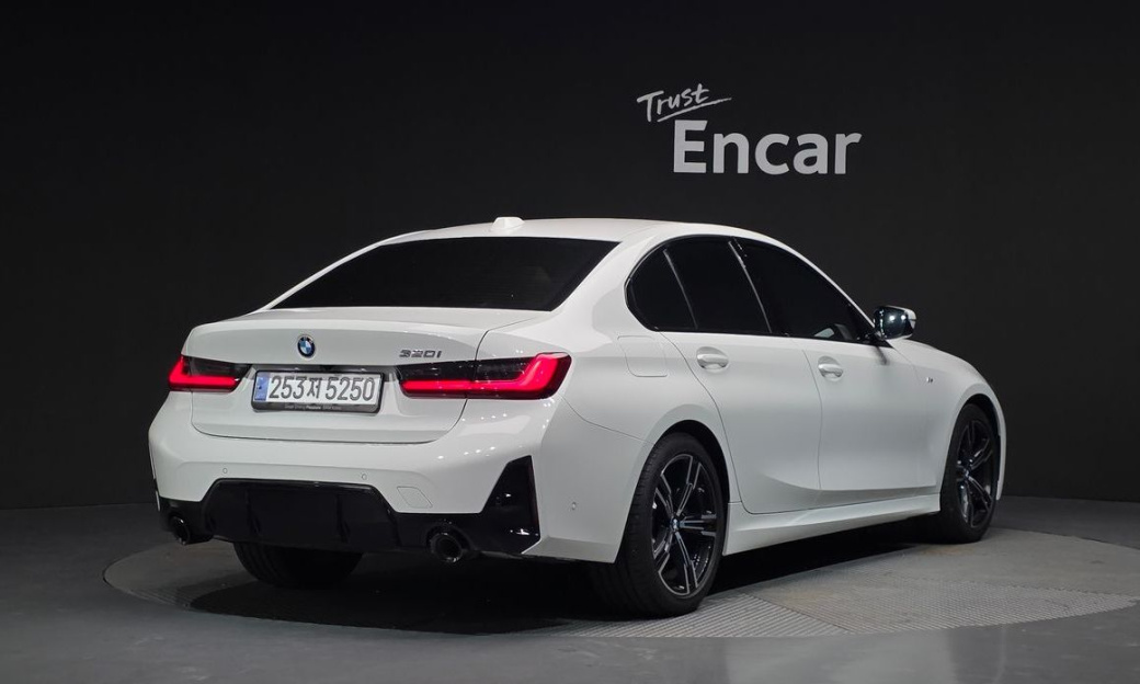 BMW 3-Series 320i M Sport, 2024