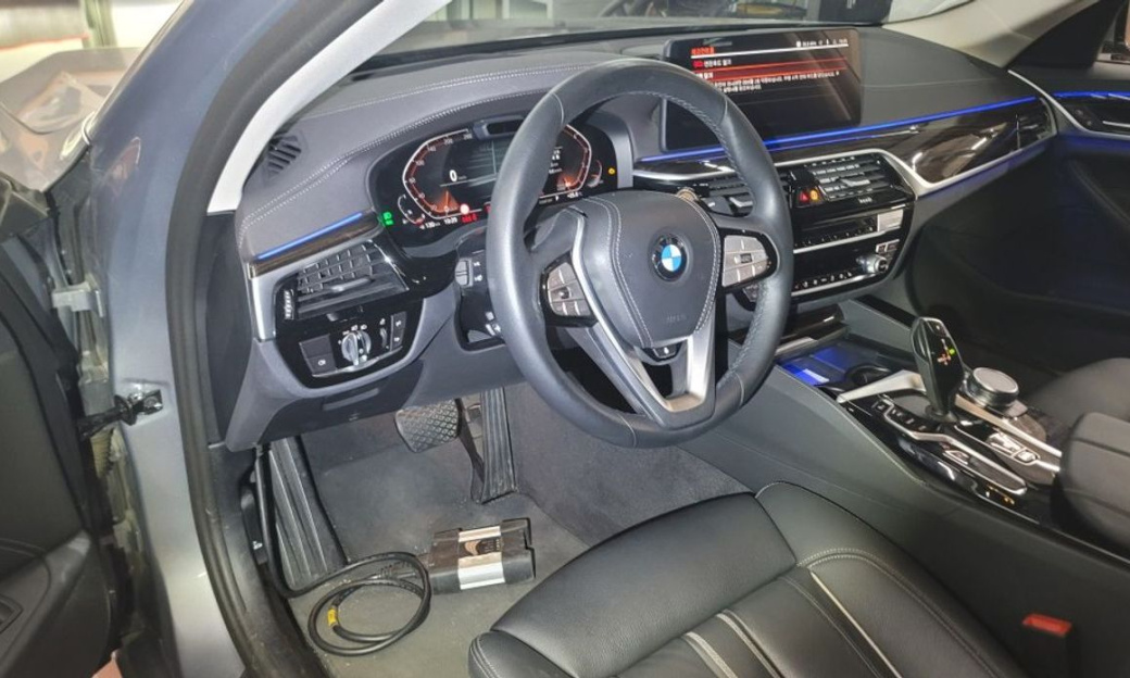 BMW 5-Series 520i Luxury, 2023