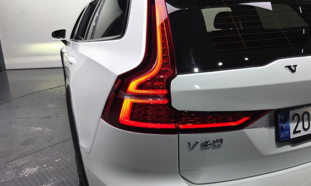Volvo V60 B5 Ultimate AWD, 2023