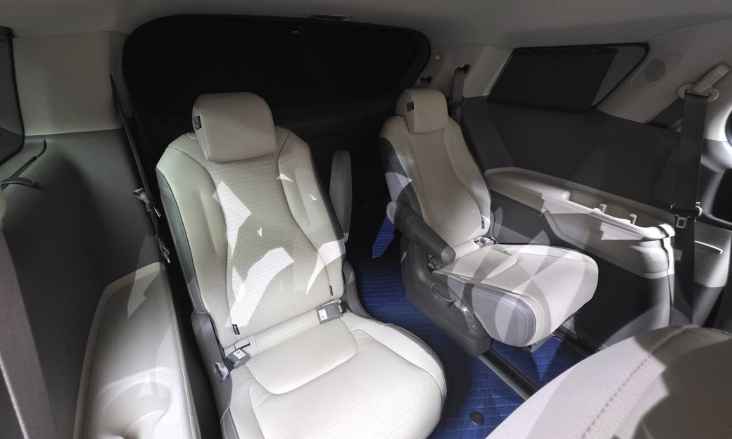 Kia Carnival 9-Seater Signature, 2024