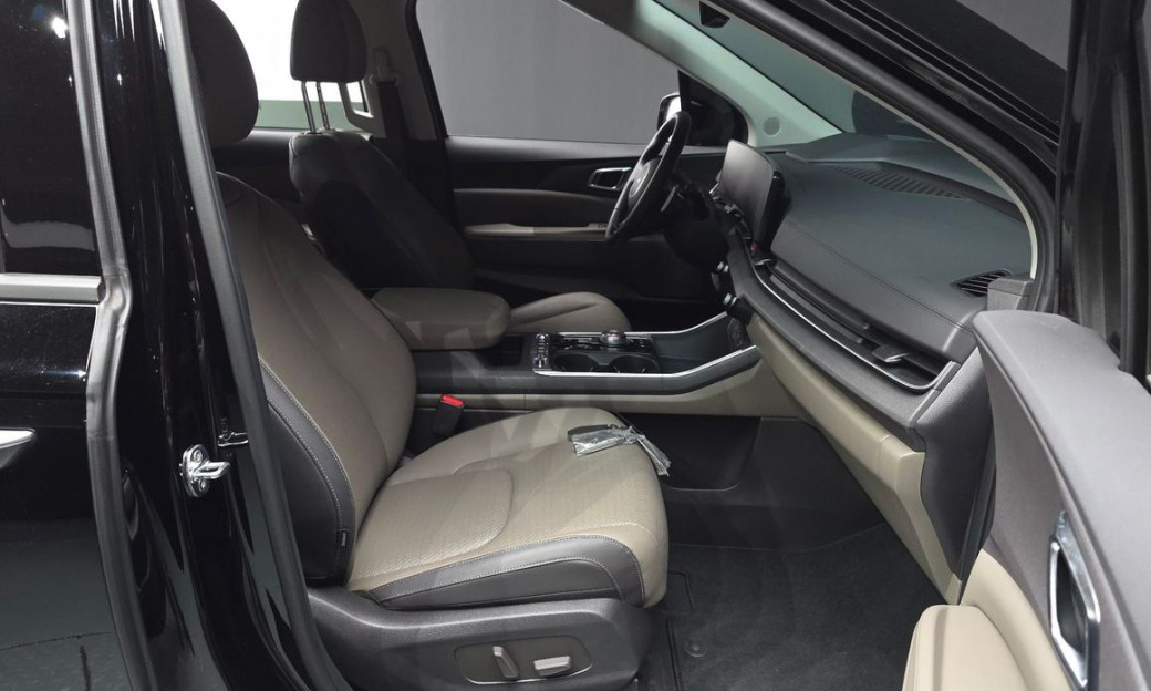 Kia Carnival 7-Seater Outdoor, 2025