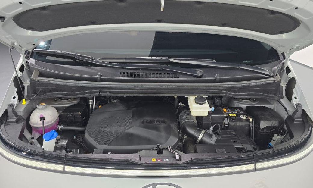 Hyundai Staria 4WD Lounge 9-Seater, 2025