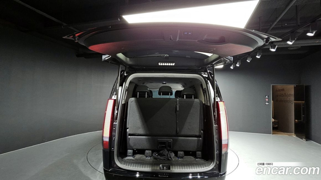 Hyundai Staria 4WD Lounge 9-Seater, 2025