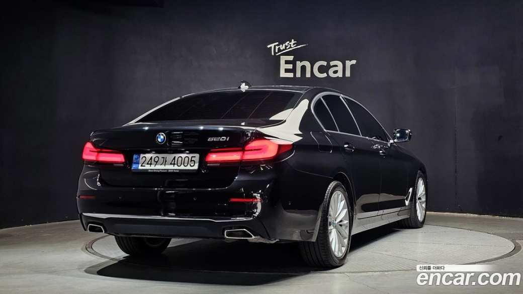 BMW 5-Series 520i Luxury, 2022