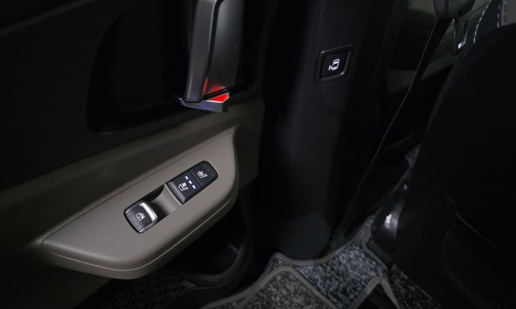 Kia Carnival 7-Seater Outdoor, 2025