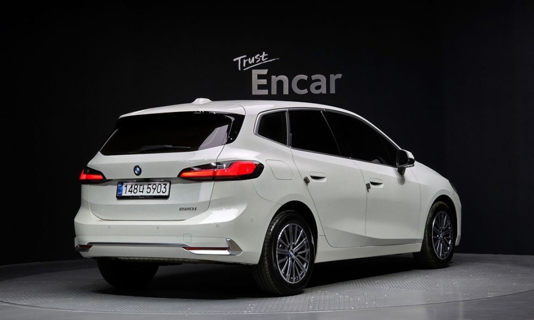 BMW 2-Series 220i Luxury, 2024