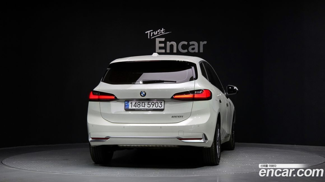 BMW 2-Series 220i Luxury, 2024