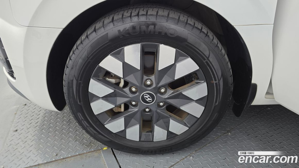 Hyundai Staria 4WD Lounge 9-Seater, 2022