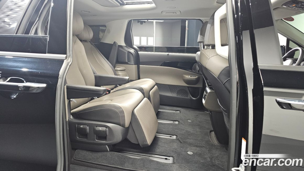 Kia Carnival 7-Seater Gravity, 2024