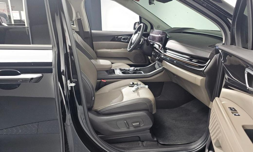 Kia Carnival 7-Seater Gravity, 2024