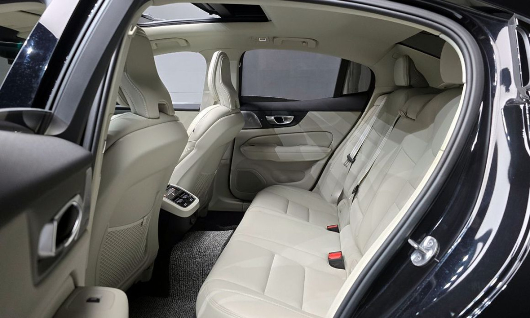 Volvo S60 B5 Ultimate Dark, 2024
