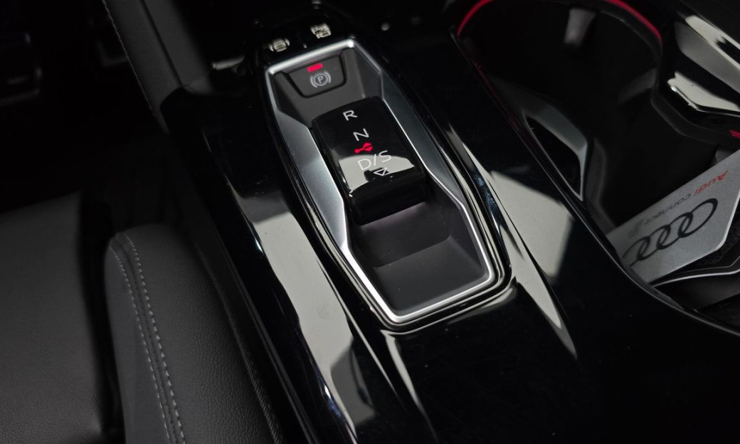 Audi Q5 40 TDI Quattro S Line Black Edition, 2025