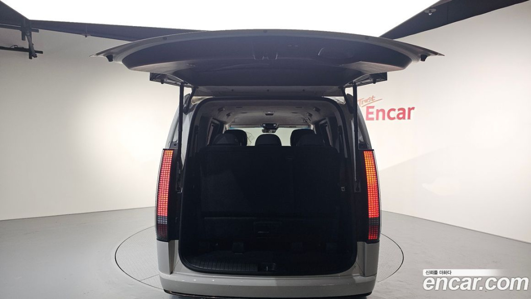 Hyundai Staria 4WD Lounge 7-Seater, 2022
