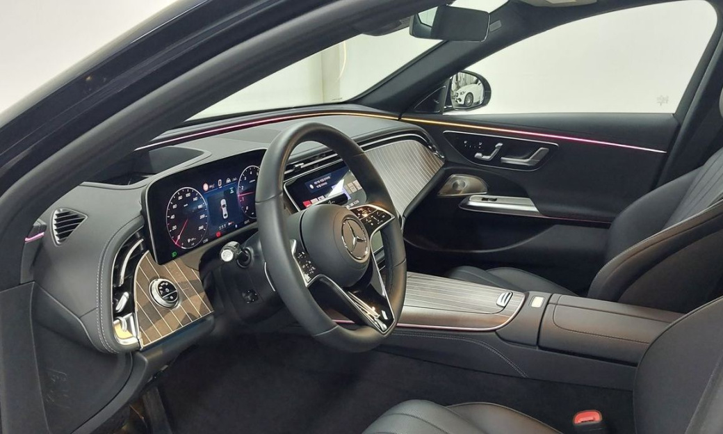 Mercedes-Benz E-Class E300 4MATIC Exclusive, 2025
