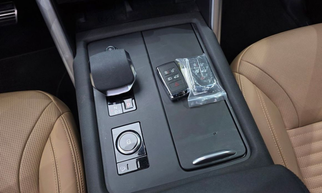 Land Rover Discovery D300 Dynamic HSE, 2024