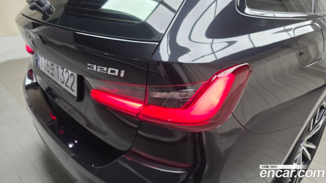 BMW 3-Series 320i Touring M Sports, 2022