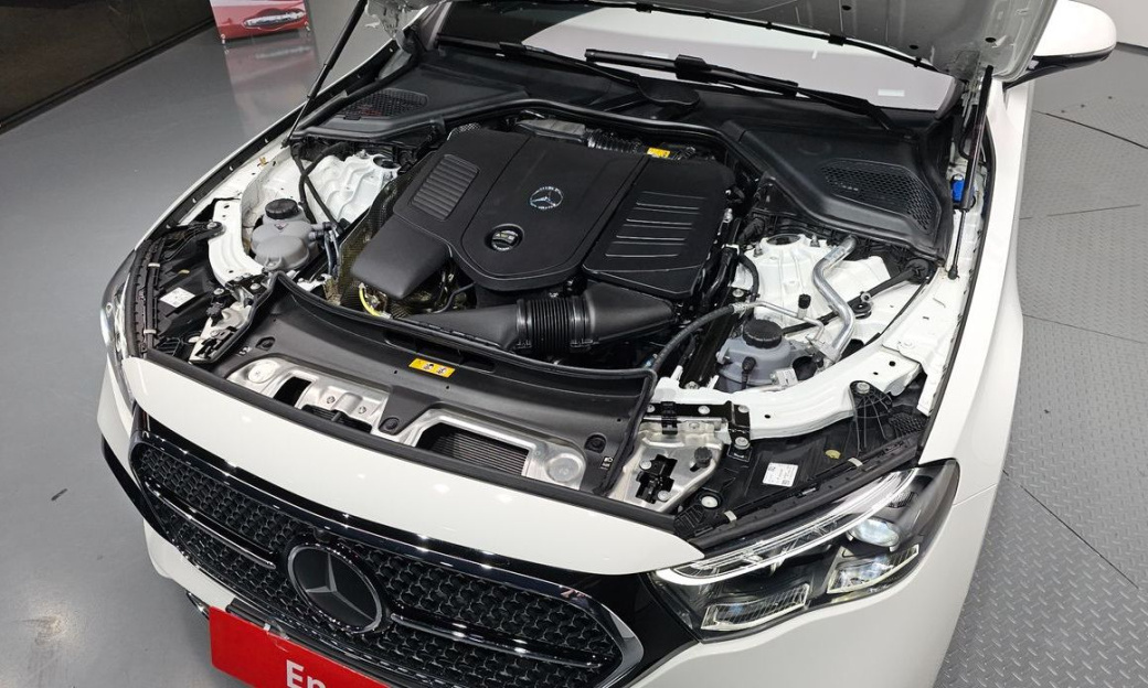 Mercedes-Benz E-Class E300 4MATIC AMG Line, 2024
