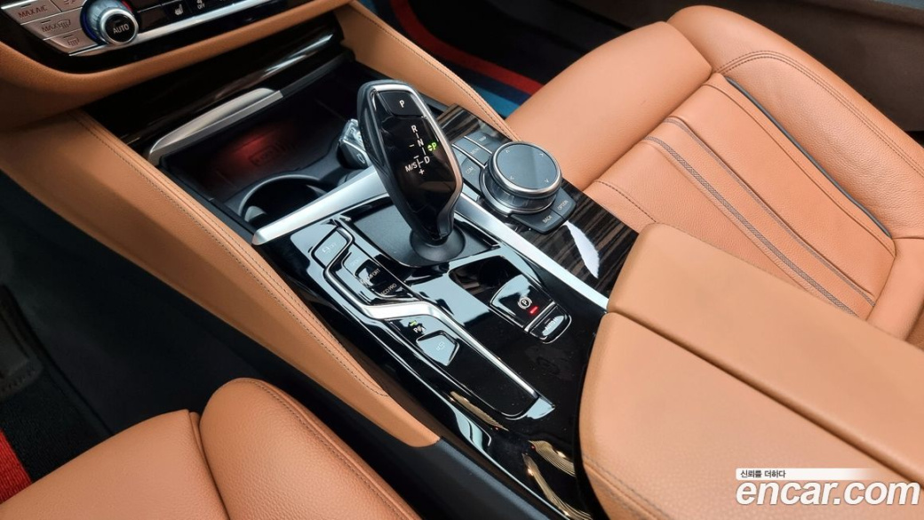 BMW 5-Series 520i Luxury, 2023