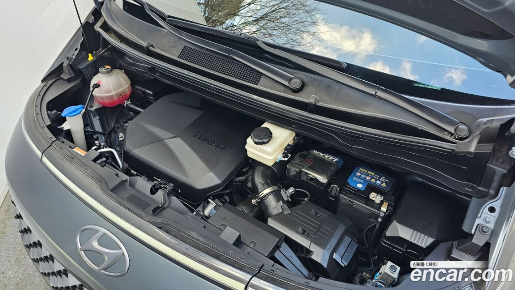 Hyundai Staria 4WD Lounge 9-Seater, 2022