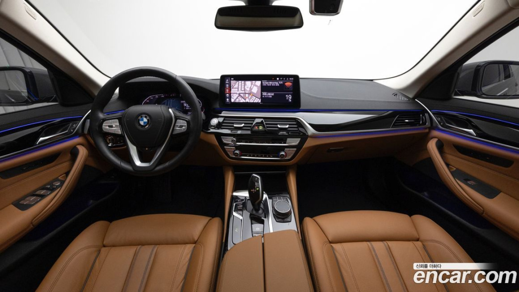 BMW 5-Series 520i Luxury, 2022