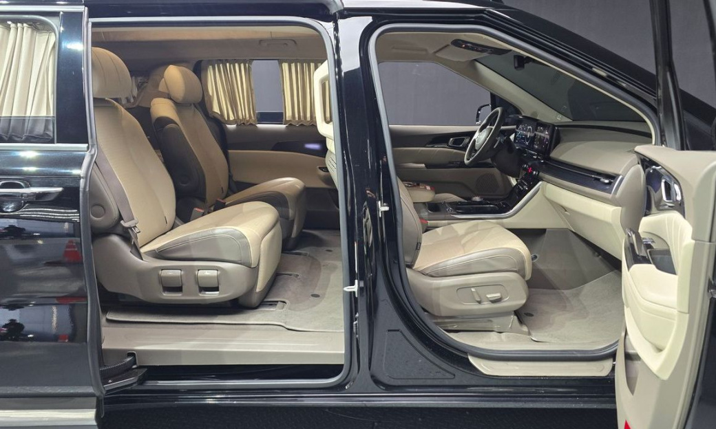 Kia Carnival 7-Seater Hi-Limousine, 2023