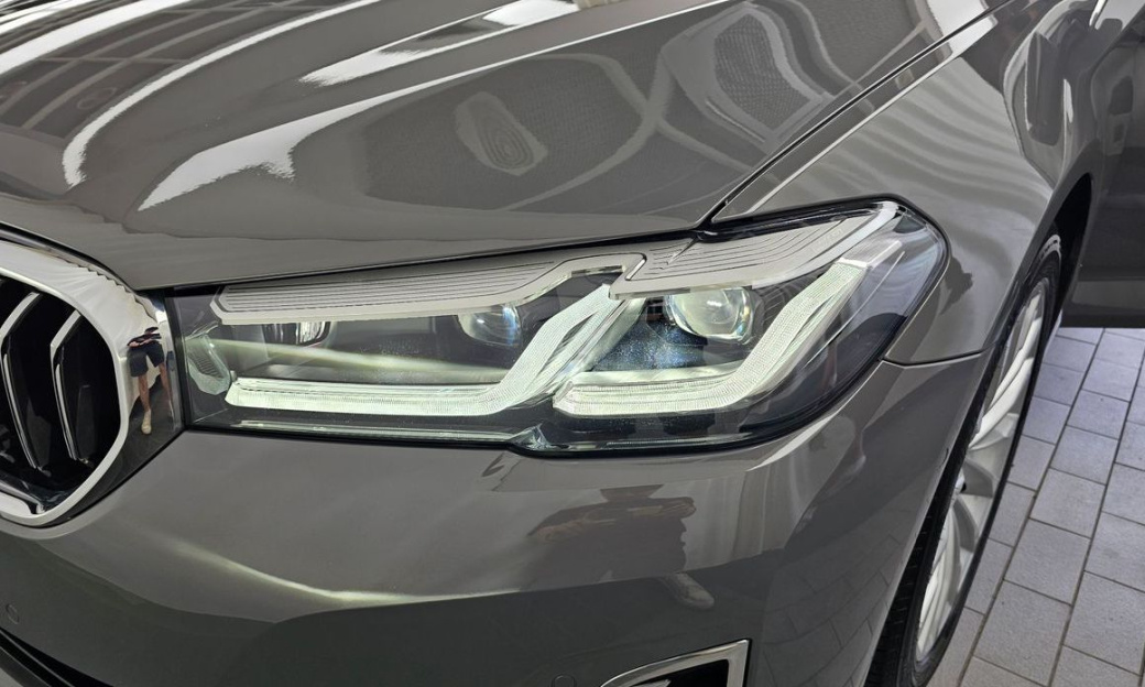 BMW 5-Series 520i Luxury, 2022