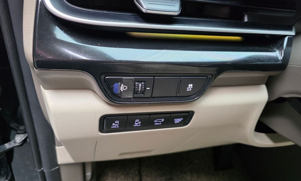 Kia Carnival 9-Seater Signature, 2025